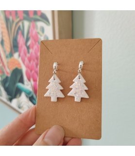 Boucles d'oreilles de fêtes Sapins en argile polymère blanc flocons irisés, les clous sont en acier inox argenté