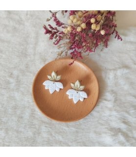 Boucles d'oreilles Maeko lumineuses lotus blanc texturé en argile polymère et acier inox hypoallergénique